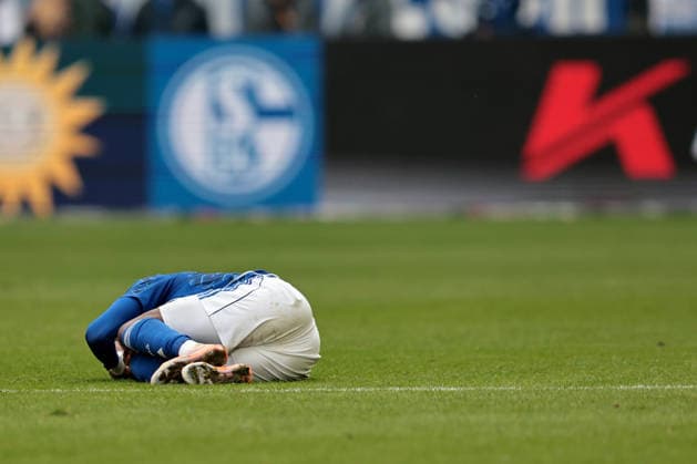 Moussa Ndiaye FC Schalke 04 lies injured on the ground during the match of the 2 Bundesliga season 2025 26 FC Schalke 04 Hannover 96 Copyright Thomas Pakusch