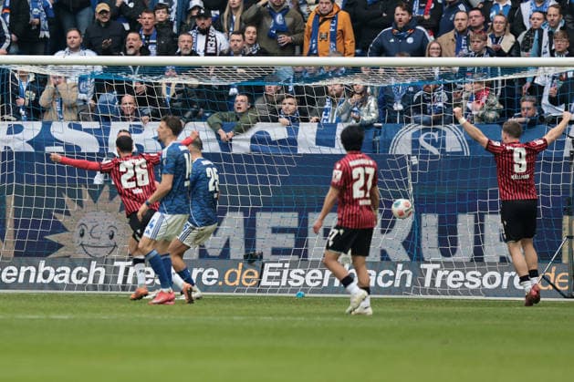 The goal for 2 2 by Benedikt Pichler Hannover 96 in the match of the 2 Bundesliga season 2025 26 FC Schalke 04 Hannover 96 Copyright Thomas Pakusch