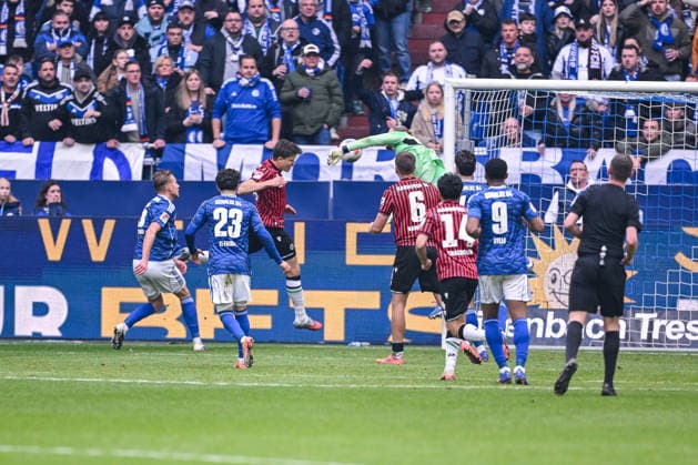 15 03 2026, Football, 2 Bundesliga, Season 2025 2026, Matchday 26, FC Schalke 04 Hannover 96, Benedikt Pichler Hannover 96 scores the goal to make it 2 2, xRHR PHOTO YYx Copyright: KROEGER RHR-FOTOx RHR-FOTO YY