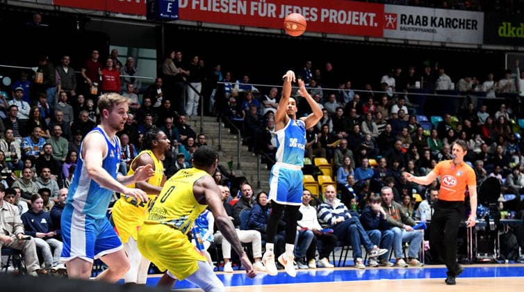 15 03 2026, xokbx, Basketball easyCredit BBL Bundesliga, Frankfurt Skyliners EWE Baskets Oldenburg v l Garai Zeeb Fraport Skyliners Frankfurt , throw, jump, 3 points throw, DFL DFB REGULATIONS PROHIBIT ANY USE OF PHOTOGRAPHS as IMAGE SEQUENCES and or QUASI VIDEO Frankfurt am Main