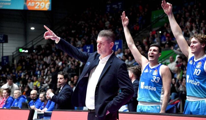 15 03 2026, xokbx, Basketball easyCredit BBL Bundesliga, Frankfurt Skyliners EWE Baskets Oldenburg v l Trainer Klaus Perwas Head Coach, Fraport Skyliners Frankfurt , Ryan Hawkins Fraport Skyliners Frankfurt , Jacob Holt Fraport Skyliners Frankfurt , cheer, celebrate the 3 points throw DFL DFB REGULATIONS PROHIBIT ANY USE OF PHOTOGRAPHS as IMAGE SEQUENCES and or QUASI VIDEO Frankfurt am Main