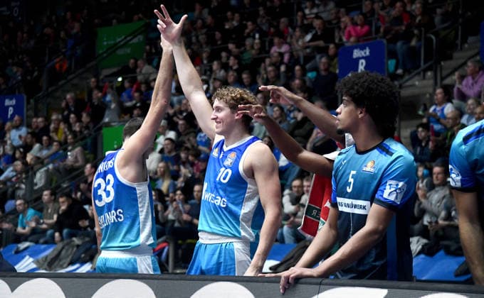 15 03 2026, xokbx, Basketball easyCredit BBL Bundesliga, Frankfurt Skyliners EWE Baskets Oldenburg v l Ryan Hawkins Fraport Skyliners Frankfurt , Jacob Holt Fraport Skyliners Frankfurt ,Jamie Edoka Fraport Skyliners Frankfurt and co, cheer, celebrate the 3 points throw DFL DFB REGULATIONS PROHIBIT ANY USE OF PHOTOGRAPHS as IMAGE SEQUENCES and or QUASI VIDEO Frankfurt am Main