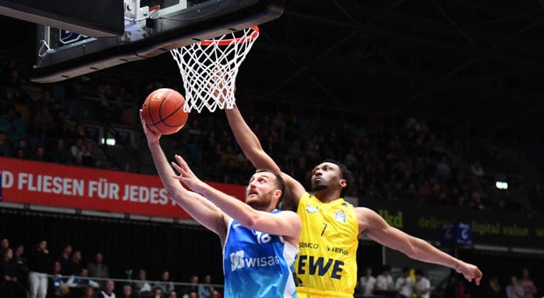 15 03 2026, xokbx, Basketball easyCredit BBL Bundesliga, Frankfurt Skyliners EWE Baskets Oldenburg v l Radii Caisin Fraport Skyliners Frankfurt , Dakarai Tucker EWE Baskets Oldenburg , Zweikampf, Duell, Wurf, Sprung DFL DFB REGULATIONS PROHIBIT ANY USE OF PHOTOGRAPHS as IMAGE SEQUENCES and or QUASI VIDEO Frankfurt am Main