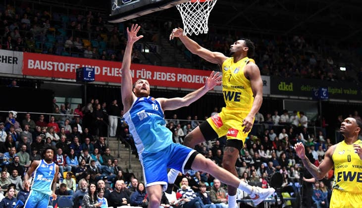 15 03 2026, xokbx, Basketball easyCredit BBL Bundesliga, Frankfurt Skyliners EWE Baskets Oldenburg v l Radii Caisin Fraport Skyliners Frankfurt , Dakarai Tucker EWE Baskets Oldenburg , Zweikampf, Duell, Wurf, Sprung DFL DFB REGULATIONS PROHIBIT ANY USE OF PHOTOGRAPHS as IMAGE SEQUENCES and or QUASI VIDEO Frankfurt am Main