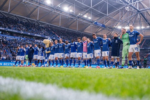 15 03 2026, Football, 2 Bundesliga, Season 2025 2026, Matchday 26, FC Schalke 04 Hannover 96, The players of FC Schalke 04 thank the fans for their support xRHR PHOTO YYx Copyright: KROEGER RHR-FOTOx RHR-FOTO YY