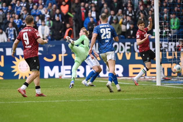Benedikt Pichler Hannover 96 , re , scores the goal against goalkeeper Loris Karius Schalke 04 2 2 15 03 2026, Soccer 2 Bundesliga, Saison 2025 2026, 26 Spieltag, FC Schalke 04 Hannover 96 2 2 DFL regulations prohibit any use of photographs as image sequences and or quasi video Gelsenkirchen Veltins Arena Nordrhein Westfalen Germany Team2