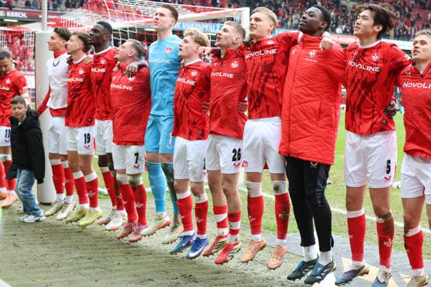 15 03 2026, xrekx, Fußball 2 Bundesliga, 1 FC Kaiserslautern Karlsruher SC v l FCK Mannschaft Mannschaft, Spieler, jubeln nach Spielende, Team, Player, celebrate at the end of the match Marlon Ritter 1 FC Kaiserslautern DFL DFB REGULATIONS PROHIBIT ANY USE OF PHOTOGRAPHS as IMAGE SEQUENCES and or QUASI VIDEO Kaiserslautern