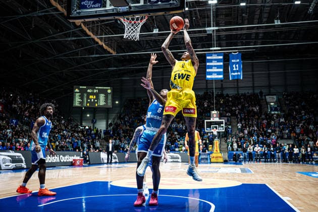 15 03 2026, xhfmx, Basketball easyCredit BBL Bundesliga, Frankfurt Skyliners EWE Baskets Oldenburg v l William Christmas Skyliners Frankfurt , Michale Kyser EWE Baskets Oldenburg DFL DFB REGULATIONS PROHIBIT ANY USE OF PHOTOGRAPHS as IMAGE SEQUENCES and or QUASI VIDEO Frankfurt am Main