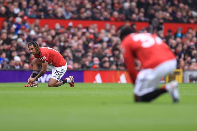 Fußball Premier League Manchester United gegen Aston Villa 15. März 2026 Premier League Manchester United gegen Aston Villa Leny Yoro und Kobbie Mainoo von Manchester United halten an, um ihre Schnürsenkel zu binden Foto Simon Stacpoole Abseits Manchester UK  Copyright: xSimonxStacpoolexOffside