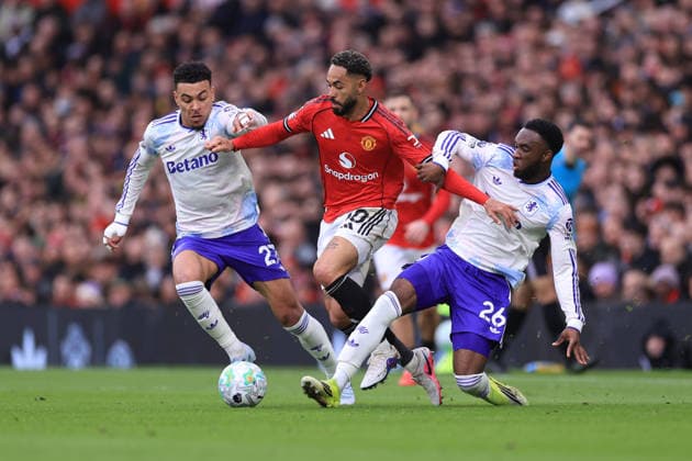 Fußball Premier League Manchester United gegen Aston Villa 15. März 2026 Premier League Manchester United gegen Aston Villa Morgan Rogers und Lamare Bogarde von Aston Villa nähern sich Matheus Cunha von Manchester United Foto Simon Stacpoole Abseits Manchester UK  Copyright: xSimonxStacpoolexOffside