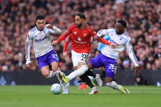 Fußball Premier League Manchester United gegen Aston Villa 15. März 2026 Premier League Manchester United gegen Aston Villa Morgan Rogers und Lamare Bogarde von Aston Villa nähern sich Matheus Cunha von Manchester United Foto Simon Stacpoole Abseits Manchester UK  Copyright: xSimonxStacpoolexOffside