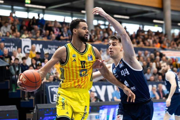 Norris Agbakoko Albe, 17 , Jure Planinic MBC, 44 , Syntainics MBC vs ALBA BERLIN, Basketball, 1 Bundesliga, Men, 24 Matchday, Season 2025 26, 15 03 2026 Weißenfels Stadthalle Sachsen Anhalt Germany