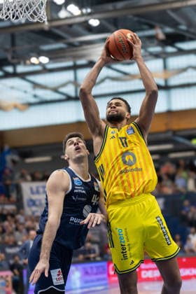 Jure Planinic MBC, 44 , Norris Agbakoko Albe, 17 , Syntainics MBC vs ALBA BERLIN, Basketball, 1 Bundesliga, Men, 24 Matchday, Season 2025 26, 15 03 2026 Weißenfels Stadthalle Sachsen Anhalt Germany