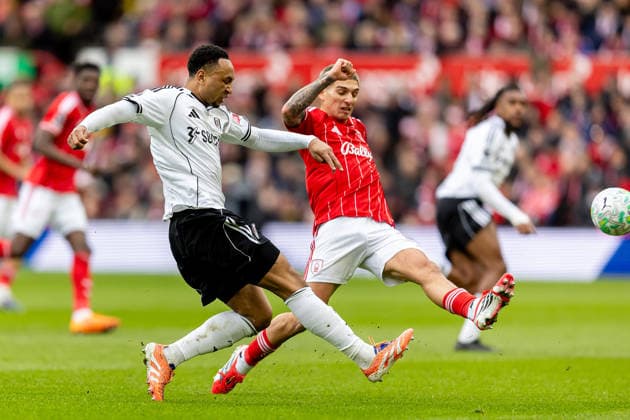 Nottingham Forest v Fulham, Premier League Fulham defender Kenny Tete (2) plays a pass during the Premier League match between Nottingham Forest and Fulham at the City Ground, Nottingham, UK on 15 March 2026. Nottingham City Ground Nottinghamshire UK Editorial use only DataCo restrictions apply See www.football-dataco.com , Copyright: xManjitxNarotrax PSI-23895-0017
