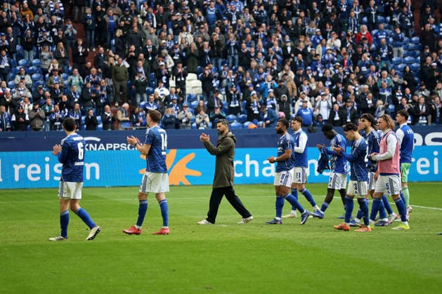 The players of FC Schalke 04 after the match in front of the Nordkurve at the match of the 2 Bundesliga season 2025 26 FC Schalke 04 Hannover 96 Copyright Thomas Pakusch