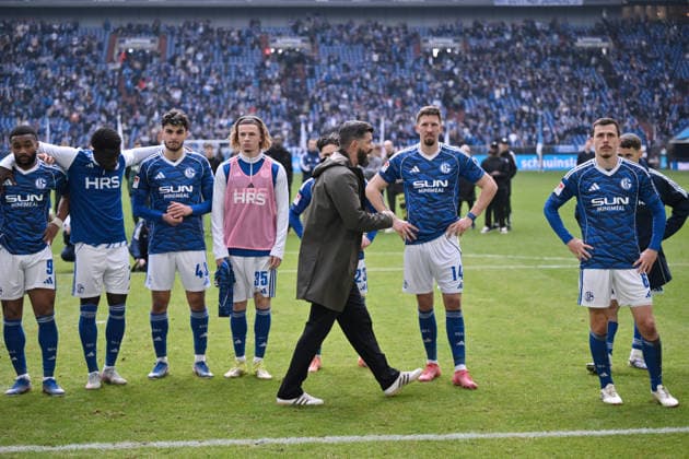 Schalke players after the match, front center coach Miron Muslic FC Schalke 04 15 03 2026, Soccer 2 Bundesliga, Season 2025 2026, Matchday 26, FC Schalke 04 Hannover 96 2 2 DFL regulations prohibit any use of photographs as image sequences and or quasi video Gelsenkirchen Veltins Arena Nordrhein Westfalen Germany Team2