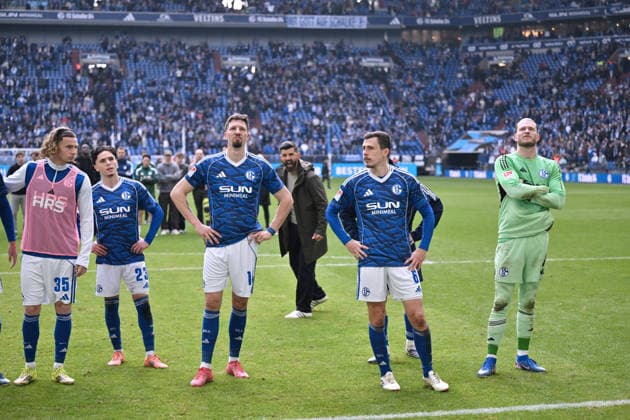 Goalkeeper Loris Karius Schalke 04 , Ron Schallenberg FC Schalke 04 , Janik Bachmann FC Schalke 04 , Soufiane El Faouzi Schalke 04 , Mika Wallentowitz FC Schalke 04 , v re , in the back Coach Miron Muslic FC Schalke 04 15 03 2026, Soccer 2 Bundesliga, Season 2025 2026, 26 Matchday, FC Schalke 04 Hannover 96 2 2 DFL regulations prohibit any use of photographs as image sequences and or quasi video Gelsenkirchen Veltins Arena Nordrhein Westfalen Germany Team2