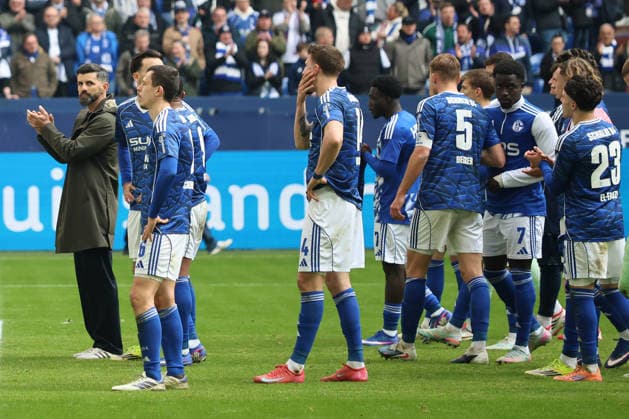 The players of FC Schalke 04 after the match in front of the Nordkurve at the match of the 2 Bundesliga season 2025 26 FC Schalke 04 Hannover 96 Copyright Thomas Pakusch