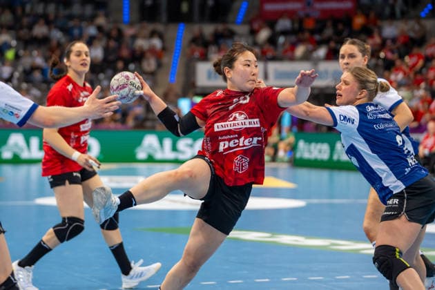 Handball I Women I Season 2025 2026 I DHB Cup Final 4 I Match for 3rd place I Thüringer HC HSG Blomberg Lippe I 15 03 2026 Natsuki Aizawa 23, Thüringer HC im Wurf Stuttgart Porsche Arena Baden Württemberg Germany Copyright: xLobeca MaxxPetershansx