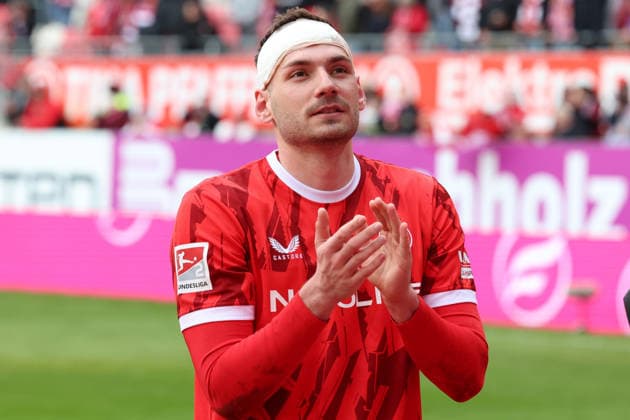 15 03 2026, xrekx, Fussball 2 Bundesliga, 1 FC Kaiserslautern Karlsruher SC v l Luca Sirch 1 FC Kaiserslautern thanks the fans, the player thanks the fans for their support DFL DFB REGULATIONS PROHIBIT ANY USE OF PHOTOGRAPHS as IMAGE SEQUENCES and or QUASI VIDEO Kaiserslautern