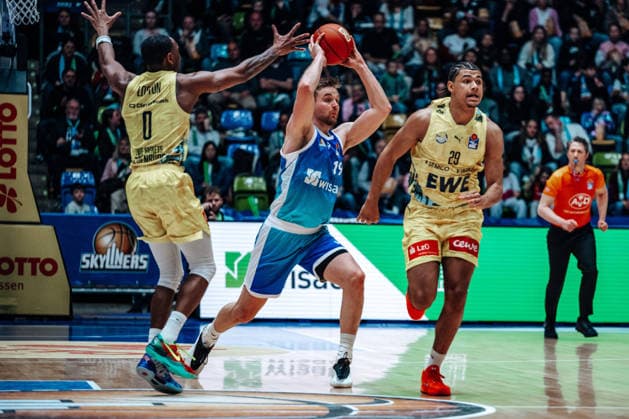 Till Pape Skyliners Frankfurt, 19 , Colin Schroeder EWE Baskets Oldenburg, 29 GER, Skyliners Frankfurt vs EWE Baskets Oldenburg, easycredit BBL, Bundesliga, 24 Matchday, Season 2025 2026 15 03 2026 Eibner Pressefoto Attila Ziga GER, Skyliners Frankfurt vs EWE Baskets Oldenburg, easycredit BBL, Bundesliga, 24 Matchday, Season 2025 2026 15 03 2026 Frankfurt am Main Copyright: xEibner-Pressefotox EP_AZA