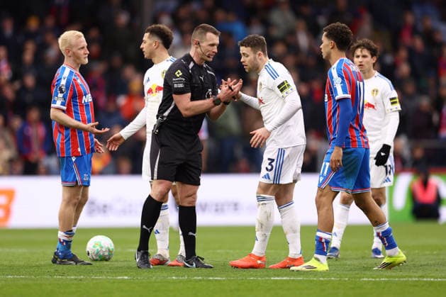 Crystal Palace gegen Leeds United 15. März 2026, London Premier League Fußball Crystal Palace gegen Leeds United Schiedsrichter Thomas Bramall spricht mit Gabriel Gudmundsson von Leeds United, bevor er mit einer zweiten gelben Karte des Feldes verwiesen wird Foto Jacques Feeney Offside London UK  Copyright: xJacquesxFeeneyx xOffsidexOffside
