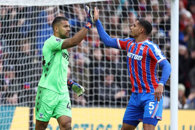 Crystal Palace gegen Leeds United 15. März 2026, London Premier League Fußball Crystal Palace gegen Leeds United Crystal Palace-Torhüter Walter Benitez gibt Maxence Lacroix nach dem Elfmeter von Leeds die Hand Foto Jacques Feeney Abseits London UK  Copyright: xJacquesxFeeneyx xOffsidexOffside