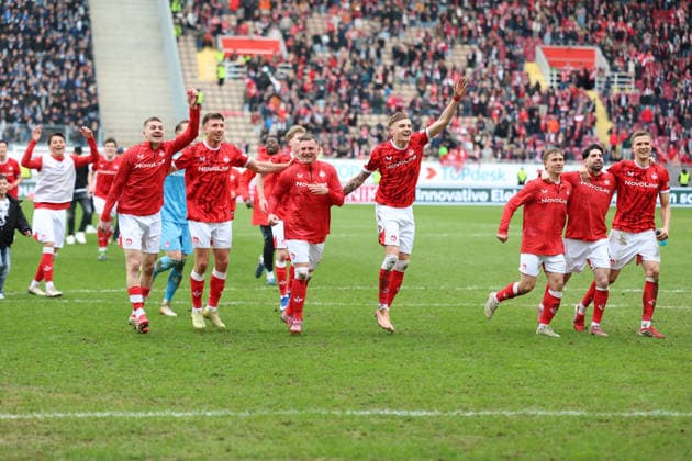 15 03 2026, xrekx, Fußball 2 Bundesliga, 1 FC Kaiserslautern Karlsruher SC v l FCK Mannschaft Mannschaft, Spieler, jubeln nach Spielende, Team, Player, celebrate at the end of the match DFL DFB REGULATIONS PROHIBIT ANY USE OF PHOTOGRAPHS as IMAGE SEQUENCES and or QUASI VIDEO Kaiserslautern