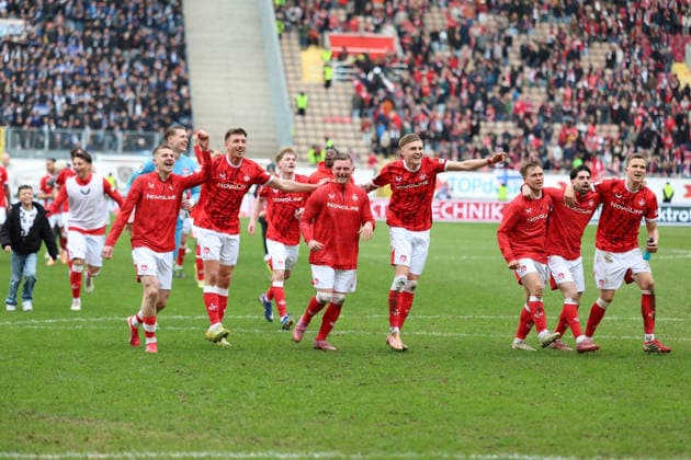 15 03 2026, xrekx, Fußball 2 Bundesliga, 1 FC Kaiserslautern Karlsruher SC v l FCK Mannschaft Mannschaft, Spieler, jubeln nach Spielende, Team, Player, celebrate at the end of the match DFL DFB REGULATIONS PROHIBIT ANY USE OF PHOTOGRAPHS as IMAGE SEQUENCES and or QUASI VIDEO Kaiserslautern