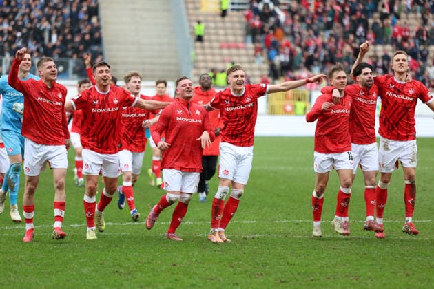 15 03 2026, xrekx, Fußball 2 Bundesliga, 1 FC Kaiserslautern Karlsruher SC v l FCK Mannschaft Mannschaft, Spieler, jubeln nach Spielende, Team, Player, celebrate at the end of the match DFL DFB REGULATIONS PROHIBIT ANY USE OF PHOTOGRAPHS as IMAGE SEQUENCES and or QUASI VIDEO Kaiserslautern