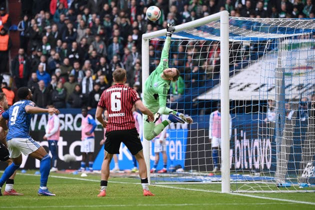 Goalkeeper Loris Karius Schalke 04 saves first, the rebound is used by Maik Nawrocki Hannover 96 , mi , zum 2 1 15 03 2026, Fußball 2 Bundesliga, Saison 2025 2026, 26 Spieltag, FC Schalke 04 Hannover 96 2 2 DFL regulations prohibit any use of photographs as image sequences and or quasi video Gelsenkirchen Veltins Arena Nordrhein Westfalen Germany Team2