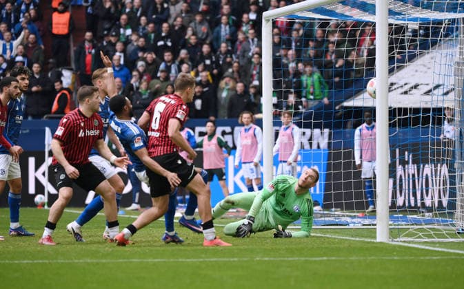 Maik Nawrocki Hannover 96 , mi , scores against goalkeeper Loris Karius Schalke 04 the goal to 2 1 15 03 2026, Soccer 2 Bundesliga, Season 2025 2026, 26 Matchday, FC Schalke 04 Hannover 96 2 2 DFL regulations prohibit any use of photographs as image sequences and or quasi video Gelsenkirchen Veltins Arena Nordrhein Westfalen Germany Team2