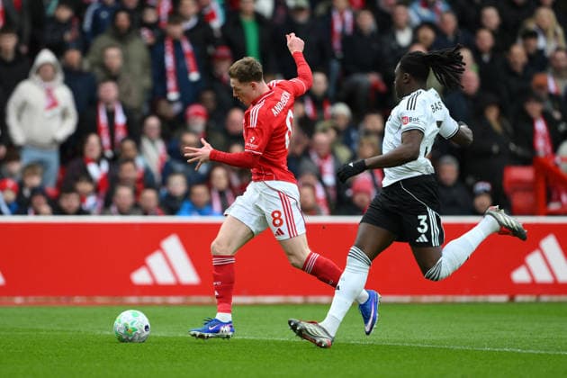 Nottingham Forest v Fulham - Premier League Elliot Anderson of Nottingham Forest runs with the ball under pressure from Calvin Bassey of Fulham during the Premier League match between Nottingham Forest and Fulham at the City Ground in Nottingham, United Kingdom, on March 15, 2026. Nottingham Nottinghamshire United Kingdom  Copyright: xMIxNewsx originalFilename:fletcher-nottingh260315_npeL1.jpg