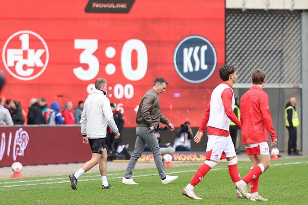 15 03 2026, xrekx, Fußball 2 Bundesliga, 1 FC Kaiserslautern Karlsruher SC v l Christian Eichner Trainer Karlsruher SC Scoreboard, Videowall, Scoreboard, Info, Werbung Endstand 3 0 DFL DFB REGULATIONS PROHIBIT ANY USE OF PHOTOGRAPHS as IMAGE SEQUENCES and or QUASI VIDEO Kaiserslautern