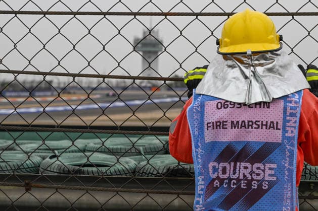 F1 Chinese Grand Prix 2026 SHANGHAI, CHINA - MARCH 15: A fire marshal monitors the action from trackside during the 2026 Chinese Grand Prix, at the Shanghai International Circuit, in Shanghai, China, on March 15, 2026. Shanghai China  Copyright: xArturxWidakx originalFilename:widak-f1chines260315_np3l3.jpg