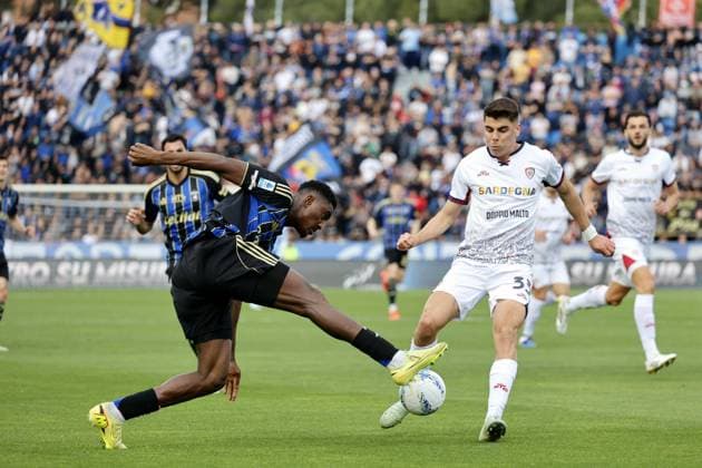 March 15, 2026, Pisa, ITALIA: Pisa s Rafiu Durosinmi (L) and Cagliari s Adam Obert (R) during the Italian Serie A soccer match Pisa SC vs Cagliari at Arena Garibaldi stadium in Pisa, Italy, 15 March 2026. ANSA ENRICO MATTIA DEL PUNTA Calcio, Serie A: Pisa-Cagliari  - ZUMAa110 20260315_zaf_a110_018 Copyright: xEnricoxMattiaxDelxPuntax