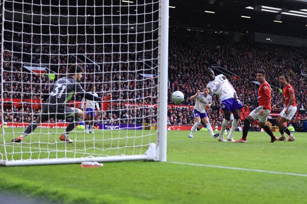 Fußball Premier League Manchester United gegen Aston Villa 15. März 2026 Premier League Manchester United gegen Aston Villa Ross Barkley von Aston Villa erzielt das erste Tor zum 1  Copyright: xSimonxStacpoolexOffside