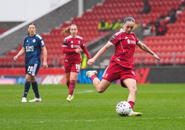 Liverpool Women v Leicester City Women Barclays Women s Super League Mia Enderby of Liverpool Women (right) shoots at goal during the Barclays Women s Super League match at BrewDog Stadium, St Helens 15 03 2026 UK Newspapers OUT Copyright: xMikexMartinx FIL-23137-0064