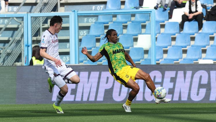 Sassuolo s Armand Lauriente fight for the ball with Bologna™s Martin Vitik during the Serie A soccer match between Sassuolo and Bologna at the Mapei Stadium Citta™ del Tricolore in Reggio Emilia - sunday, March 15, 2026. - Soccer .  Copyright: xGiannixSantandrea LaPressex