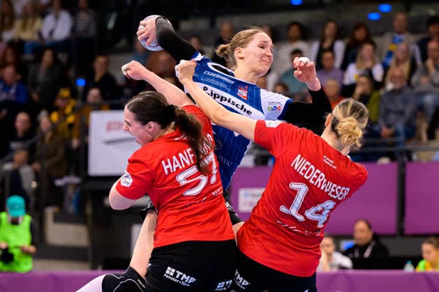 Handball DHB Cup, match 3rd place, Thueringer HC HSG Blomberg Lippe from left Josefine Hanfland Thueringer HC , Nieke Kühne Kuehne Blomberg , Anika Niederwieser Thueringer HC Stuttgart Porsche Arena Baden Württemberg Germany