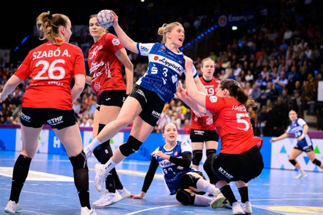 Handball DHB Cup, Match 3rd place, Thueringer HC HSG Blomberg Lippe Laura Rüffieux Rueffieux Blomberg , Josefine Hanfland Thueringer HC Stuttgart Porsche Arena Baden Württemberg Germany