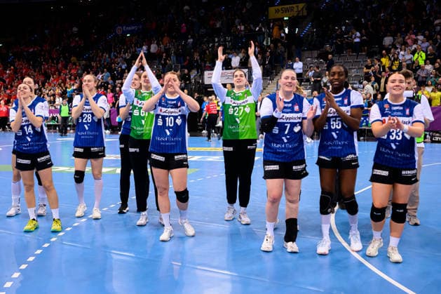 Handball DHB Pokal, match 3rd place, Thueringer HC HSG Blomberg Lippe the team of Blomberg final cheer final cheer emotion joy winner photo with medal in front of the fan curve Stuttgart Porsche Arena Baden Württemberg Germany