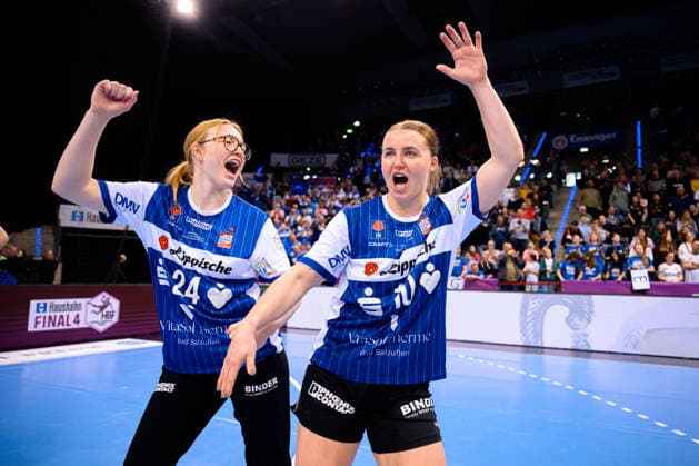 Handball DHB Pokal, Match 3rd place, Thueringer HC HSG Blomberg Lippe Marie Michaelczik Blomberg , Maxi Muehlner Blomberg Jubel Freude Emotion Stuttgart Porsche Arena Baden Württemberg Germany