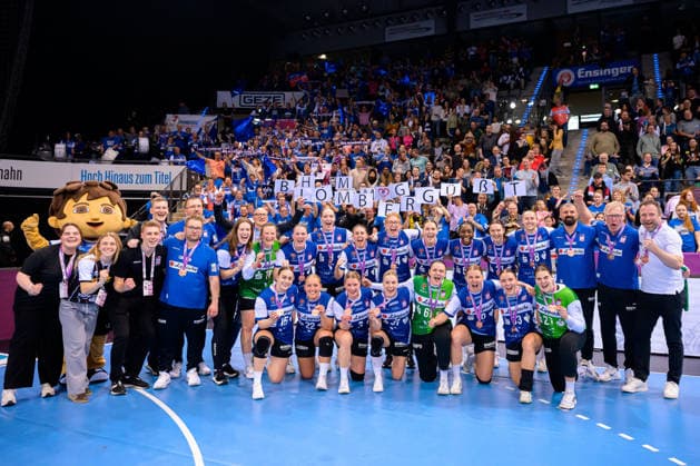Handball DHB Pokal, match 3rd place, Thueringer HC HSG Blomberg Lippe the team of Blomberg final cheer final cheer emotion joy winner photo with medal in front of the fan curve Stuttgart Porsche Arena Baden Württemberg Germany