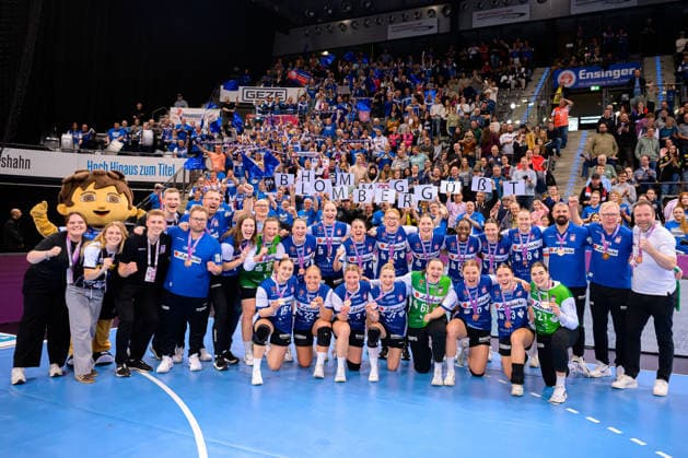 Handball DHB Pokal, match 3rd place, Thueringer HC HSG Blomberg Lippe the team of Blomberg final cheer final cheer emotion joy winner photo with medal in front of the fan curve Stuttgart Porsche Arena Baden Württemberg Germany
