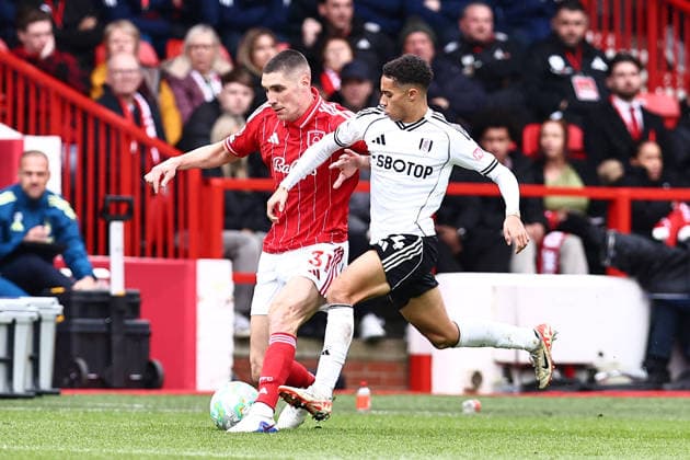Nottingham Forest v Fulham, Premier League Nikola Milenkovic of Nottingham Forest and Oscar Bobb of Fulham battle for possession during the Nottingham Forest v Fulham Premier League match at the City Ground, West Bridgford, England on 15 March 2026 Credit: Ryan Crockett Every Second Media Editorial use only. All images are copyright Every Second Media Limited. No images may be reproduced without prior permission. All rights reserved. Premier League and Football League images are subject to licensing agreements with Football DataCo Limited. see https: www.football-dataco.com Copyright: xIMAGO EveryxSecondxMediax ESM-1859-0041 RyanxCrockettx xEveryxSecondxMediax