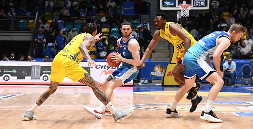 15 03 2026, xokbx, Basketball easyCredit BBL Bundesliga, Frankfurt Skyliners EWE Baskets Oldenburg v l Logan Johnson Fraport Skyliners Frankfurt , Till Pape Fraport Skyliners Frankfurt , Michale Kyser EWE Baskets Oldenburg , Dakarai Tucker EWE Baskets Oldenburg , Zweikampf, Duell DFL DFB REGULATIONS PROHIBIT ANY USE OF PHOTOGRAPHS as IMAGE SEQUENCES and or QUASI VIDEO Frankfurt am Main