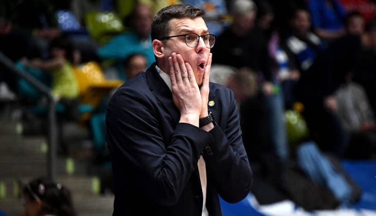 15 03 2026, xokbx, Basketball easyCredit BBL Bundesliga, Frankfurt Skyliners EWE Baskets Oldenburg v l Trainer Lazar Spasic EWE Baskets Oldenburg , Mimik, Gestik, schockiert, erstaunt, verwundert DFL DFB REGULATIONS PROHIBIT ANY USE OF PHOTOGRAPHS as IMAGE SEQUENCES and or QUASI VIDEO Frankfurt am Main