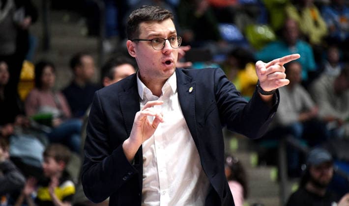 15 03 2026, xokbx, Basketball easyCredit BBL Bundesliga, Frankfurt Skyliners EWE Baskets Oldenburg v l Trainer Lazar Spasic EWE Baskets Oldenburg , Mimik, Gestik, Anweisungen DFL DFB REGULATIONS PROHIBIT ANY USE OF PHOTOGRAPHS as IMAGE SEQUENCES and or QUASI VIDEO Frankfurt am Main