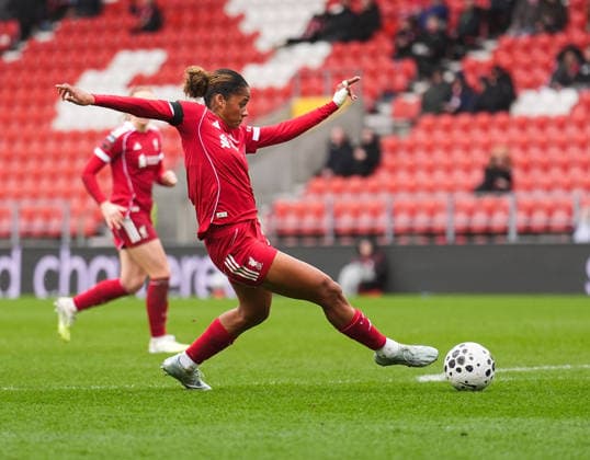 Liverpool Women v Leicester City Women Barclays Women s Super League Aurelie Csillag of Liverpool Women reaches to control the ball during the Barclays Women s Super League match at BrewDog Stadium, St Helens 15 03 2026 UK Newspapers OUT Copyright: xMikexMartinx FIL-23137-0067
